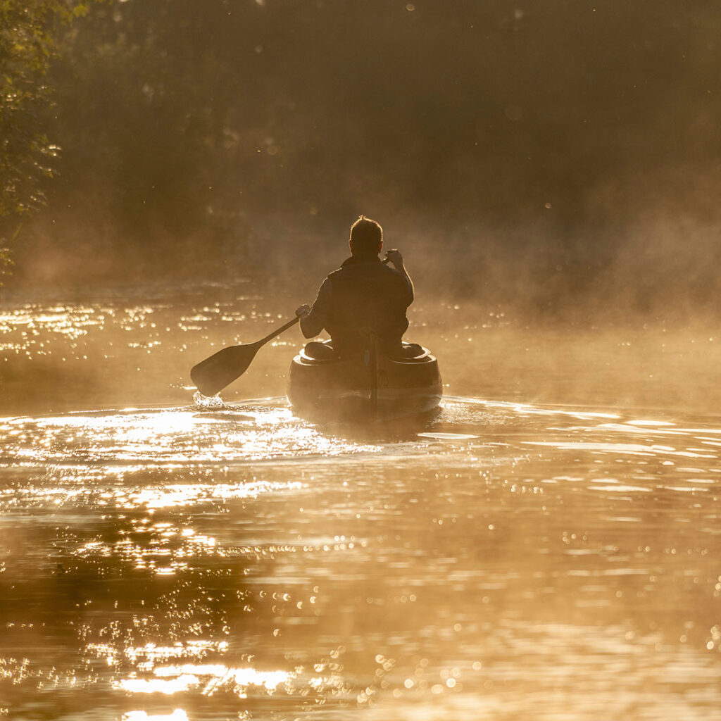 Freizeitmoment auf dem Wasser in naturnaher Umgebung